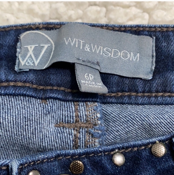 Wit & Wisdom Dark Wash Raw Edge Jeans Metal Stud Trim Women Size 6P - Picture 3 of 8